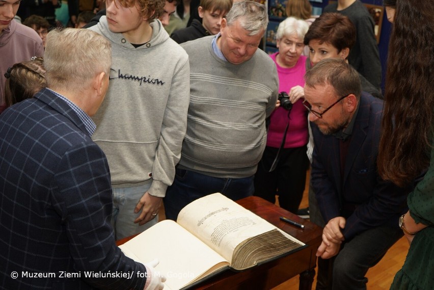 Biblia z 1563 roku - "biały kruk" w zbiorach Muzeum Ziemi Wieluńskiej