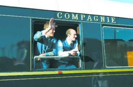 Za podróż z Wenecji do Pragi takim luksusowym składem trzeba zapłacić 6 tysięcy euro. Ale zdjęcie z jedynego w historii postoju Orient Expressu w Wałbrzychu można było zrobić za darmo.