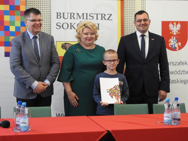 Dziś w Sokółce marszałek województwa podlaskiego podpisał umowy z samorządowcami na wsparcie jednostek OSP
