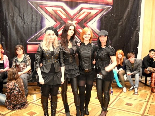 Asia Dobroszek (druga z prawej) z zespołem Sweet rebels w X-Factor