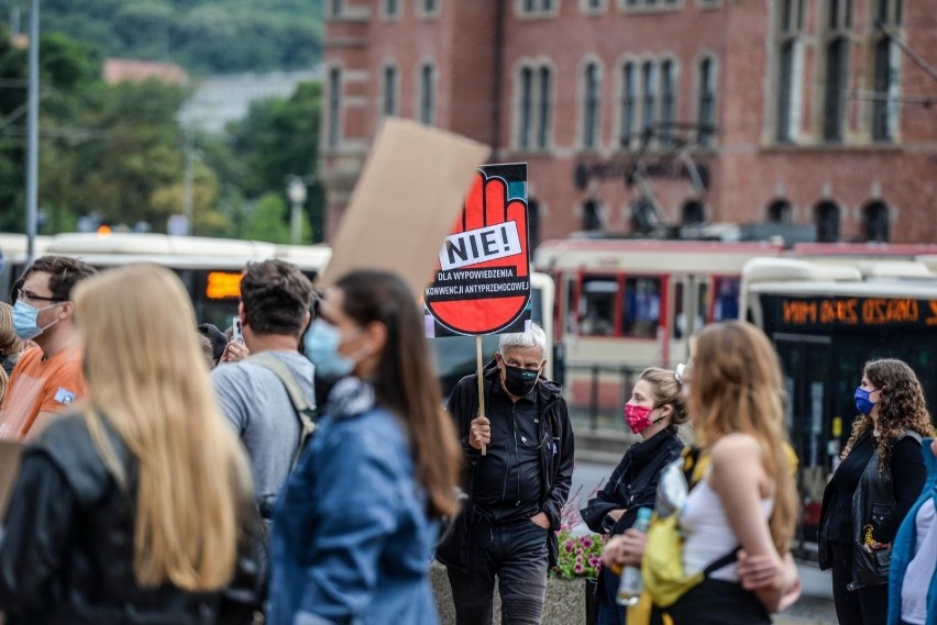 "NIE dla legalizacji przemocy domowej". W Gdańsku protestowali przeciwko wypowiedzeniu przez Polskę konwencji stambulskiej