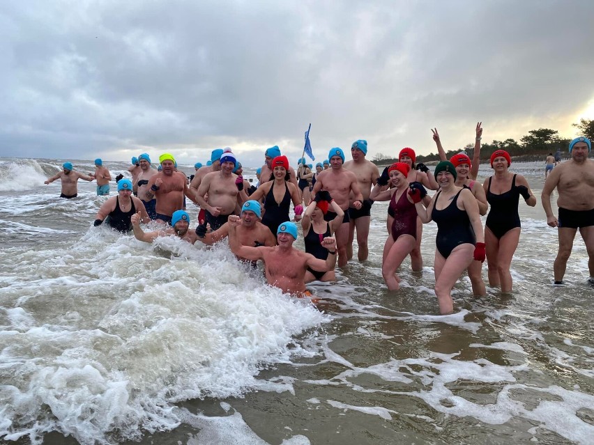 Nordowe Morsy w wodzie. Pandemia nie pozwoliła na Wielkie Nordowe Morsowanie, więc spotkali się na plaży. Bez rekordu, ale też było fajnie