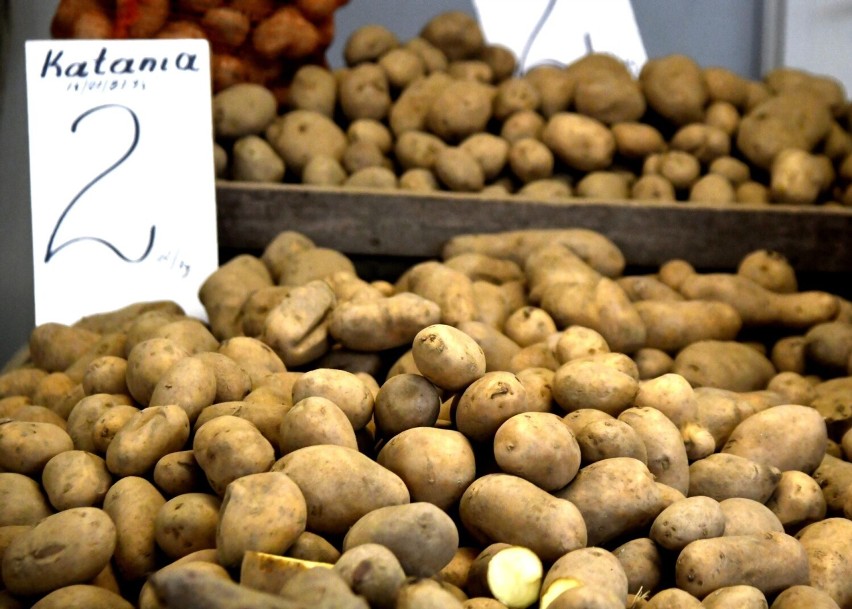 Ziemniaki utrzymują się w cenie 2 złotych za kilogram.