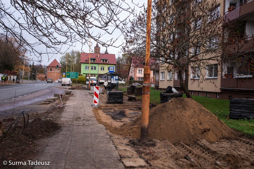 Ul. Staszica. Powstaje nowa ścieżka rowerowa, chodnik i oświetlenie przejść. ZDJĘCIA krok po kroku