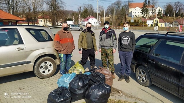 Ciężkie wory pełne śmieci zebrali bieccy wolontariusze