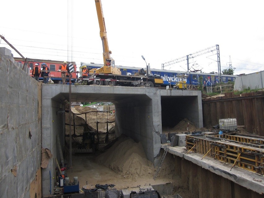 Tunel na Żabiance: Przepychają tunel pod torami. Prace przy budowie Drogi Zielonej ZDJĘCIA/FILM