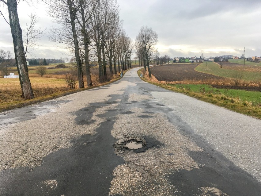 Czy droga powiatowa w gminie Woźniki przestanie straszyć?