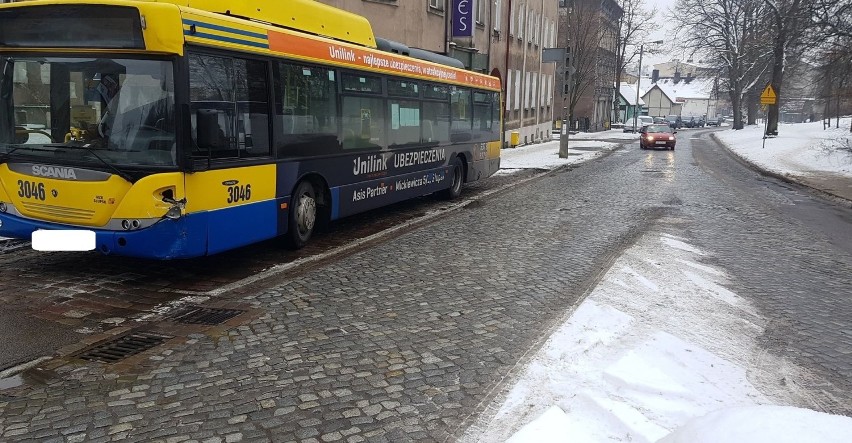 W Słupsku doszło do zderzenia skody z autobusem MZK