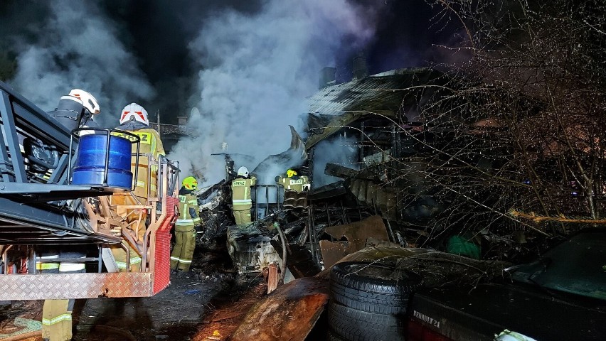 Pożar budynków pod Warszawą. Wymagająca akcja strażaków i pogotowia gazowego. W akcji ponad 50 strażaków i 14 zastępów straży pożarnej