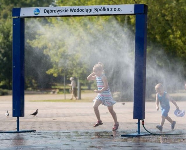 W Dąbrowie Górniczej można się schłodzić dzięki kurtynom wodnym, a wody napić się w jednym z siedmiu zdrojów

Zobacz kolejne zdjęcia/plansze. Przesuwaj zdjęcia w prawo - naciśnij strzałkę lub przycisk NASTĘPNE