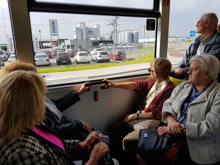 Seniorzy zwiedzali miasto zza okien autobusu [ZDJĘCIA]
