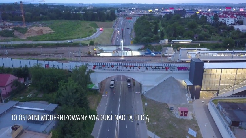 To była spektakularna operacja. Kolejarze zamontowali nowy wiadukt w Krakowie! [ZDJĘCIA, WIDEO]
