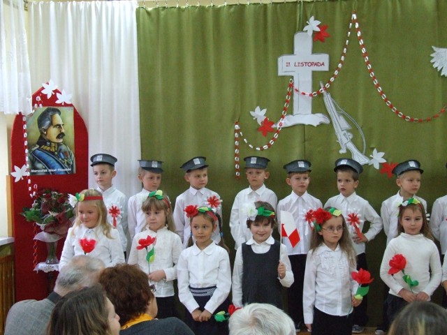 Dzieci z Przedszkola nr 8 im. Jana Pawła II w Oświęcimiu wykazały się dużą znajomością historii Polski, a śpiewaniem pieśni patriotycznych wzruszyły do łez swoich rodziców i dziadków.