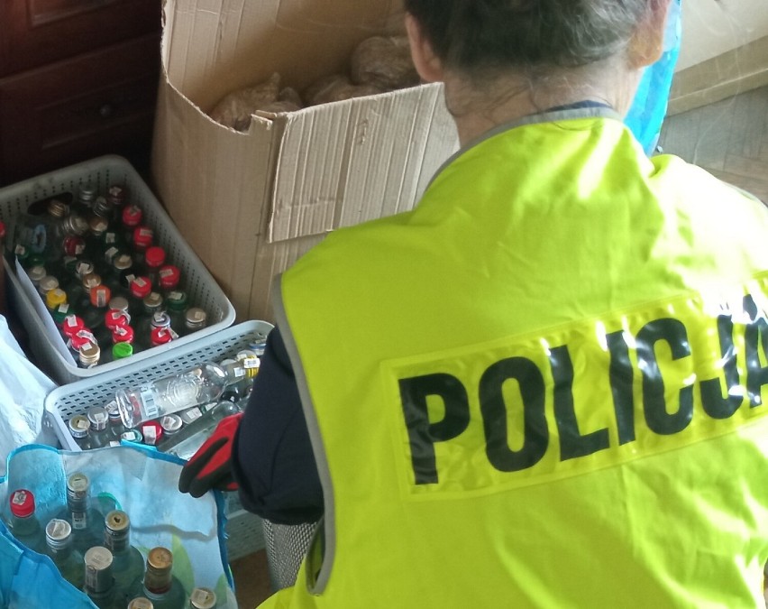 Włocławscy policjanci znaleźli też kilkadziesiąt butelek o...