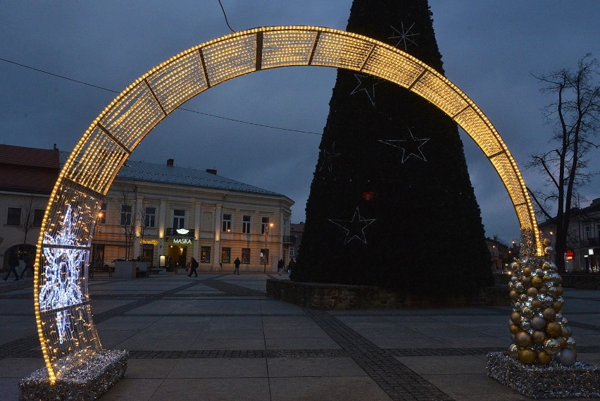 Rozbłysły już świąteczne dekoracje w centrum Kielc (ZDJĘCIA)