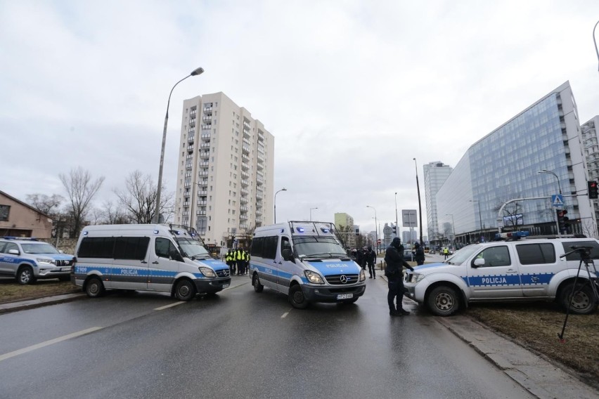 Policja kontroluje warszawskie skrzyżowania.