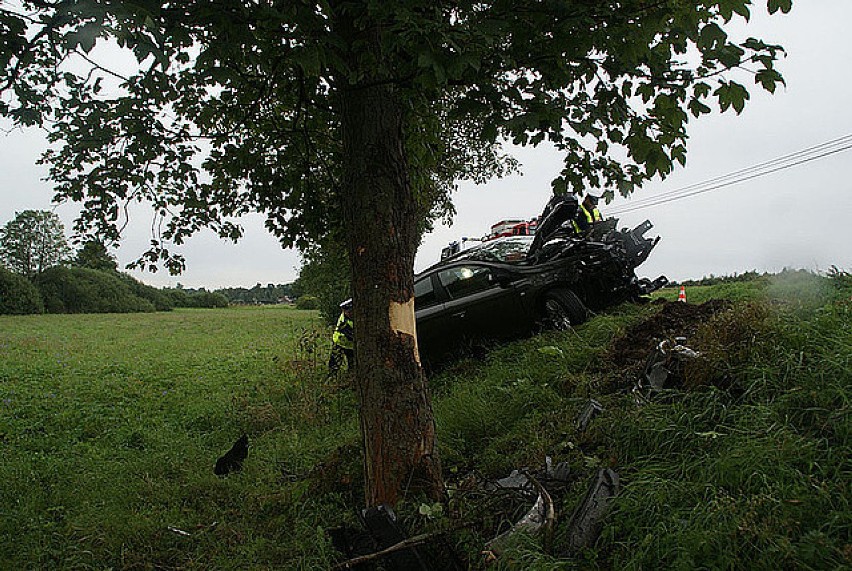 Wypadek w Przybówce. Samochód uderzył w drzewo