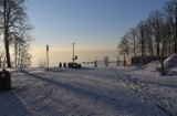 Zimowy spacer nad jezioro. Zobaczcie, jak wygląda plaża miejska w Człuchowie podczas mrozu! ZDJĘCIA