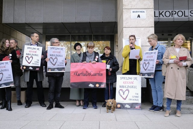 W Dzień Edukacji Narodowej nauczyciele w Poznaniu wyszli protestować. Punktualnie o godz. 9:00 pod kuratorium stanęła grupa osób z transparentami "Spieszmy się kochać nauczycieli, tak szybko odchodzą". Podczas spotkania pojawiła się szansa na wysłanie specjalnej kartki do ministra edukacji i nauki Przemysława Czarnka. 
Przejdź do kolejnego zdjęcia --->