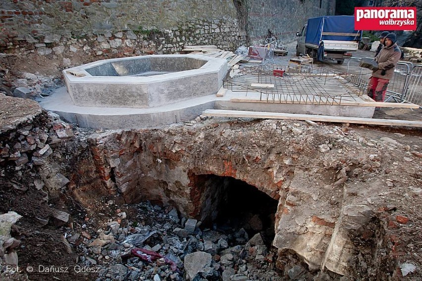 Betonowy wieniec nad odkrytą przypadkowo studnią jest już...