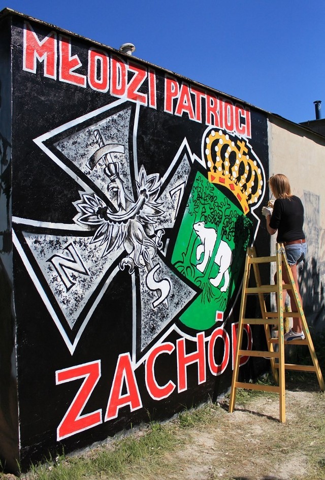 Już od 5 dni grupa młodych ludzi tworzy na os. &#8222;Zachód&#8221; mural. Wszystko robią za własne pieniądze.