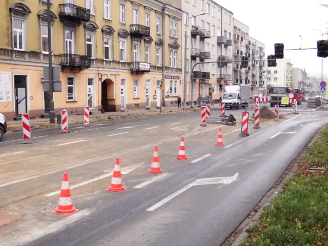 Prace przy przebudowie kanalizacji przeniosły się na ulicy 25 Czerwca w okolice parku imienia Tadeusza Kościuszki. Roboty trwają też na ulicy Sienkiewicza