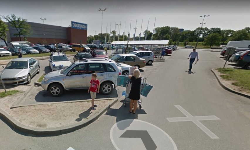 Ci wrocławianie zostali przyłapani przez kamery Google Street View na zakupach. Jesteś wśród nich? (ZDJĘCIA)