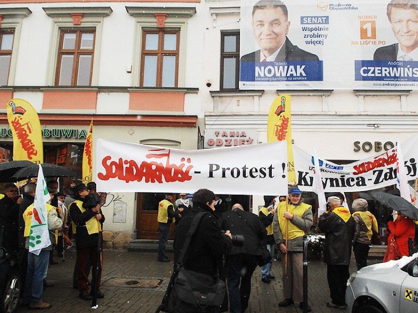 Nowy Sącz. Pikieta "Solidarności" przed biurem poselskim ministra Czerwińskiego [ZDJĘCIA, WIDEO]