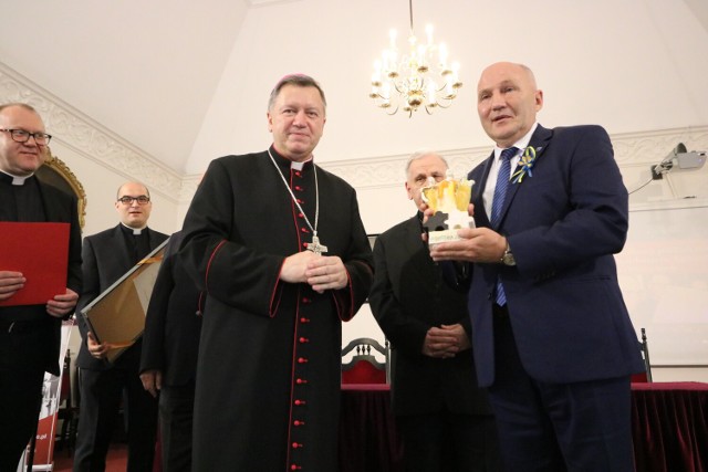 Konferencja stała się też okazją do uhonorowania Marka Długozimy - burmistrza Trzebnicy za zaangażowanie w organizację trzebnickich spotkań. Burmistrz otrzymał statuetkę „Pokój na ziemi”, która swą nazwą nawiązuje do encykliki papieża Jana XXIII "Pacem in terris"