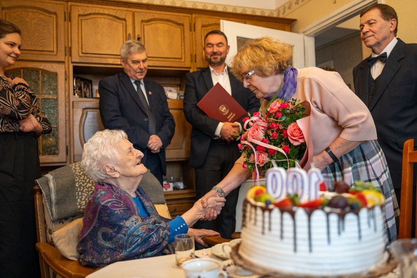 "Uwielbiam kotlety, kaszanki i słodycze" czyli przepis na długowieczność Pani Ireny z Obornik. Kobieta obchodzi 100 urodziny