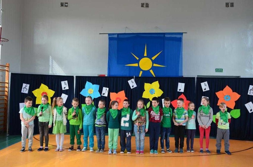 Uczniowie nowostawskiej podstawówki wzięli udział w szkolnym festiwalu "Piosenka wiosenna"