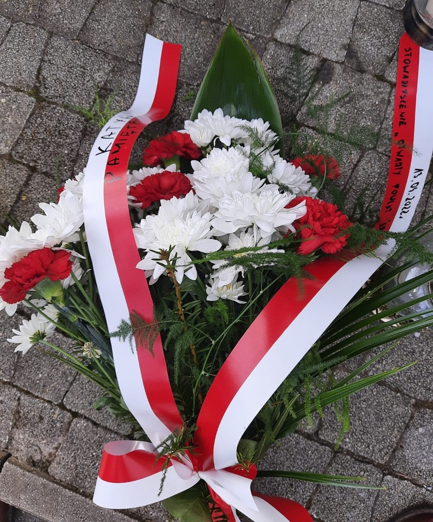 Śrem: członkowie Stowarzyszenia Otwarty Powiat Śremski upamiętnili Dzień Pamięci Ofiar Zbrodni Katyńskiej