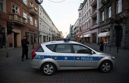 Alarm bombowy na Piotrkowskiej w Łodzi - polcja zablokowała ulicę.