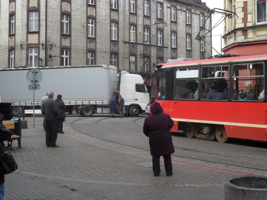 Tir zablokował centrum Świętochłowic: stanęły tramwaje i...