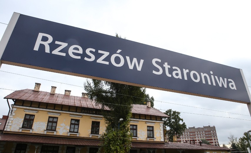 Duże inwestycje kolejowe w Rzeszowie i okolicy. Nowe przystanki, remonty zabytkowych dworców [ZDJĘCIA]