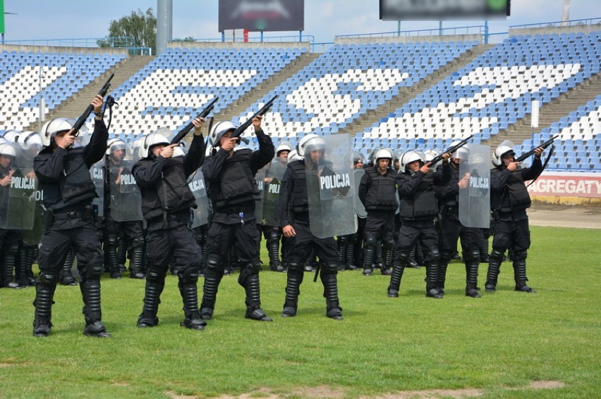 Ćwiczenia policji na stadionie Smoczyka w Lesznie
