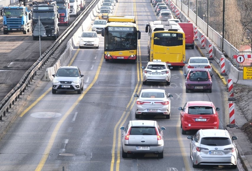 Trasa Łazienkowska na Saskiej Kępie wzbogaci się o parkingi piętrowe? Stołeczna radna interweniuje