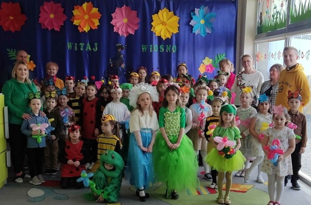 Tak dzieci z Przedszkola Magical World w Jędrzejowie powitały Pierwszy Dzień Wiosny. Zobacz więcej na kolejnych slajdach