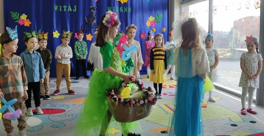 Dzieciaki z Przedszkola Magical World w Jędrzejowie przywitały wiosnę. Zobacz zdjęcia i film z zabawy
