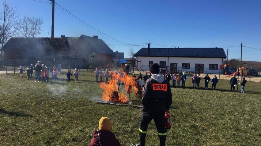 Przedszkolaki z Łebcza żegnały zimę i witały wiosnę 2021. Swoim małym sąsiadom pomogli strażacy z OSP Łebcz | ZDJĘCIA