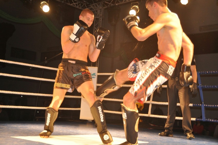 Bartłomiej Mienciuk (z lewej) na ringu