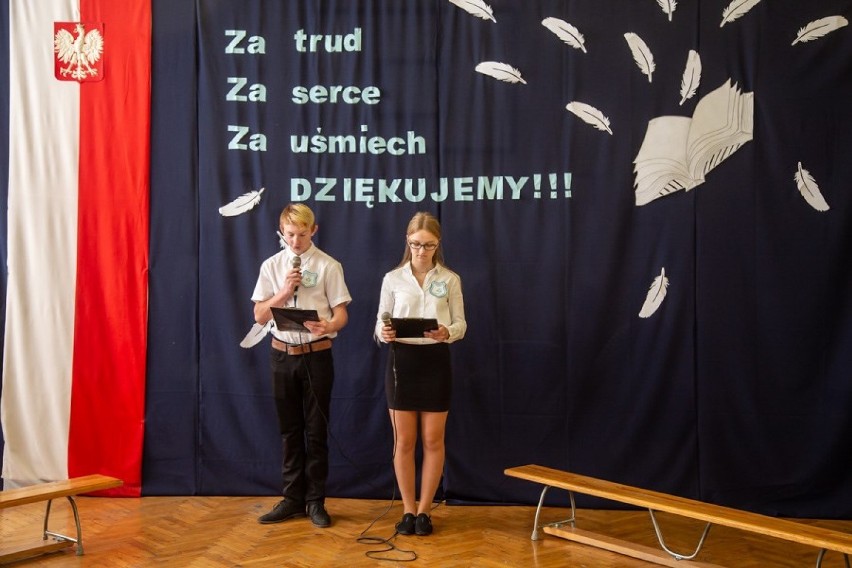 Gmina Bełchatów. Uczniowie z Janowa podziękowali nauczycielom z okazji ich święta [ZDJĘCIA]