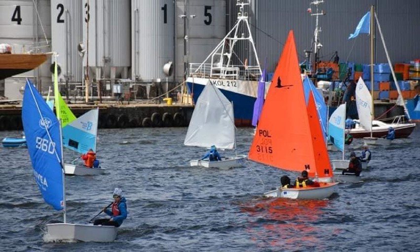 Sezon żeglarski w Kołobrzegu otwarty - inauguracyjne żeglowanie po basenie portowym