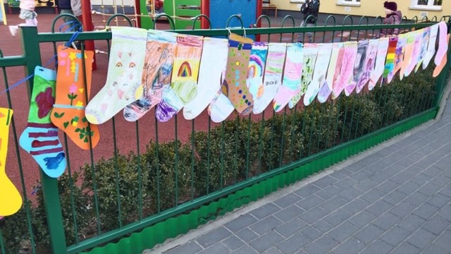 Podopieczni Publicznego Przedszkola numer 4 w Radomiu przygotowały kolorowe skarpetki, które zdobiły ogrodzenie placówki.