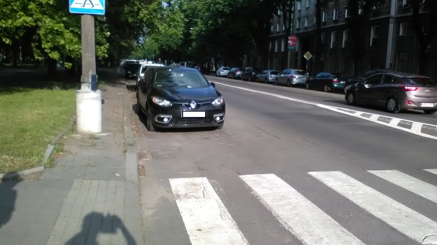 Zastawiają chodnik, blokują przejazd tramwajów - oto "mistrzowie parkowania" w Krakowie [NOWE ZDJĘCIA]