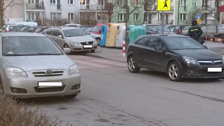 Zastawiają chodnik, blokują przejazd tramwajów - oto "mistrzowie parkowania" w Krakowie [NOWE ZDJĘCIA]