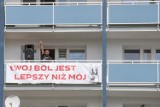 Piosenka Kazika z głośnika na poznańskim balkonie. Mieszkańcy Piątkowa bili brawo i gratulowali 