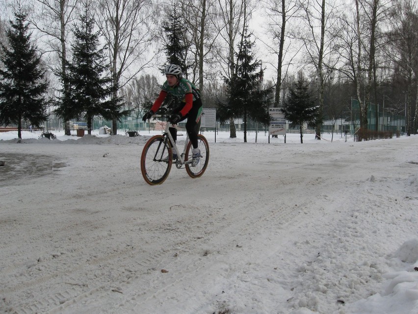 ŚREM, KÓRNIK - Na przełaj w śniegu i mrozie ścigali się kolarze z całej Polski  