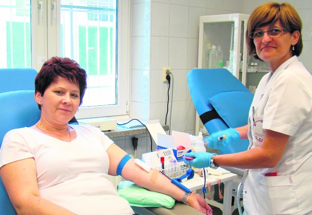 Marzena Kantyka, mieszkanka Brzeszcz oddaje krew w stacji krwiodawstwa w Oświęcimiu. Od trzech lat jest krwiodawcą.