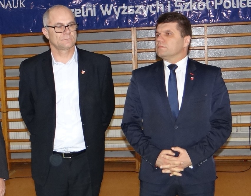 Sprawa kładzie się cieniem na relacjach miasta i powiatu. Na zdj. burmistrz Paweł Okrasa (z prawej) i starosta Marek Kieler